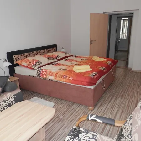 No. 27 Zeyerova 3 *
